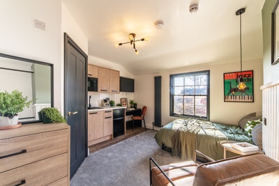 🔥 Large Studio W/ Ensuite 🔥 Best Location Main Photo