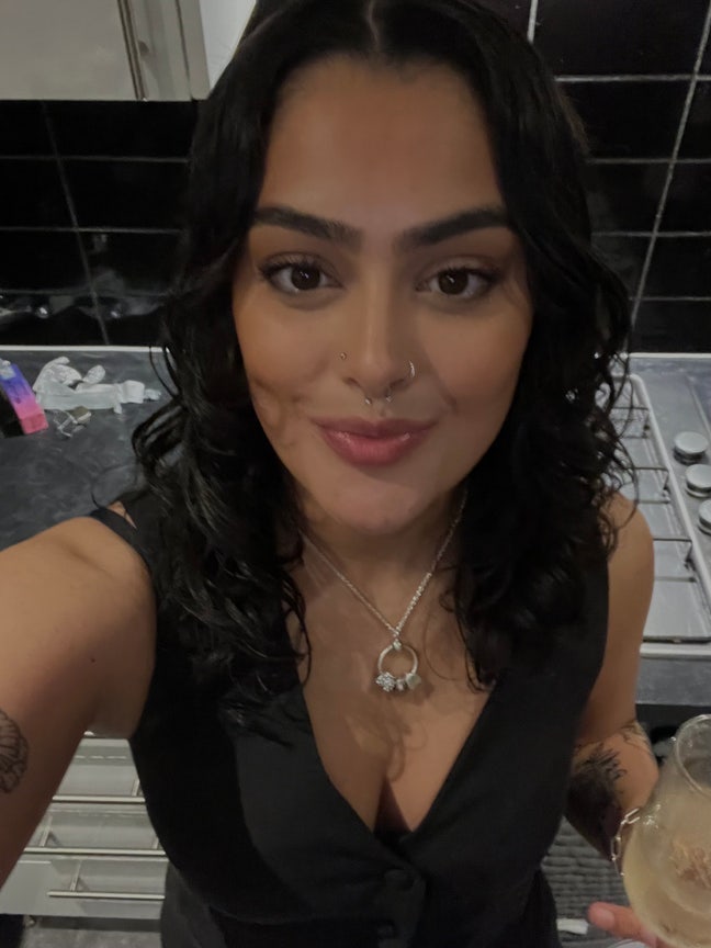 I am a female student aged 22. I am looking f... Main Photo