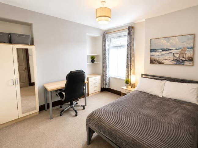Room in comfortable friendly shared house. Main Photo