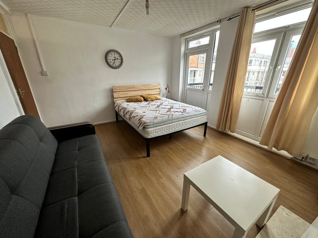 Zone 2** 10 Min to Canary**Comfy Rooms Main Photo