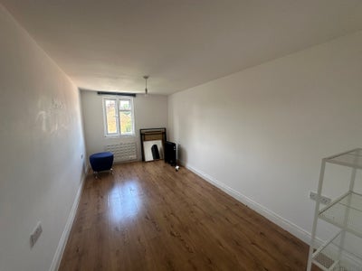 Bright and Airy 1 Bedroom Flat Edmonton London N9 Main Photo