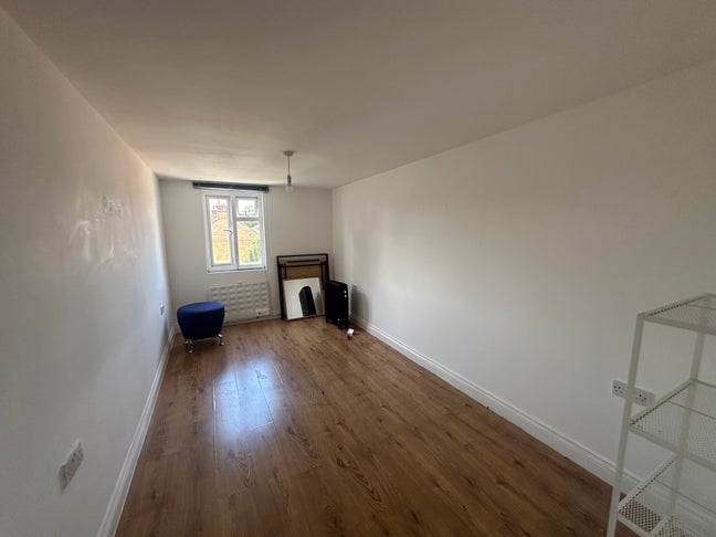 Bright and Airy 1 Bedroom Flat Edmonton London N9 Main Photo