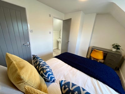 Ensuite room near hospital with parking Main Photo