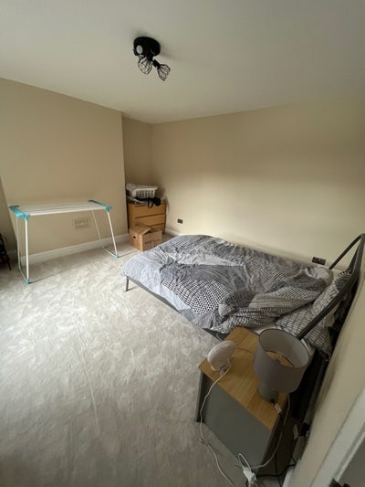 Large Double Room in a Renovated Victorian Flat  Main Photo