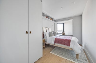 Double Bedroom in 5 bed flat - Luxury Building  Main Photo
