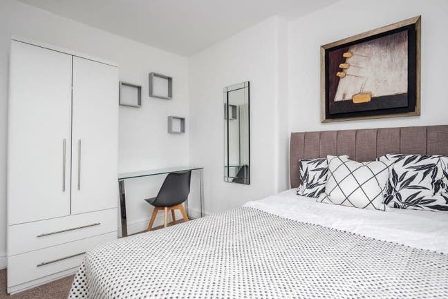 Large double room in Chiswick  Main Photo