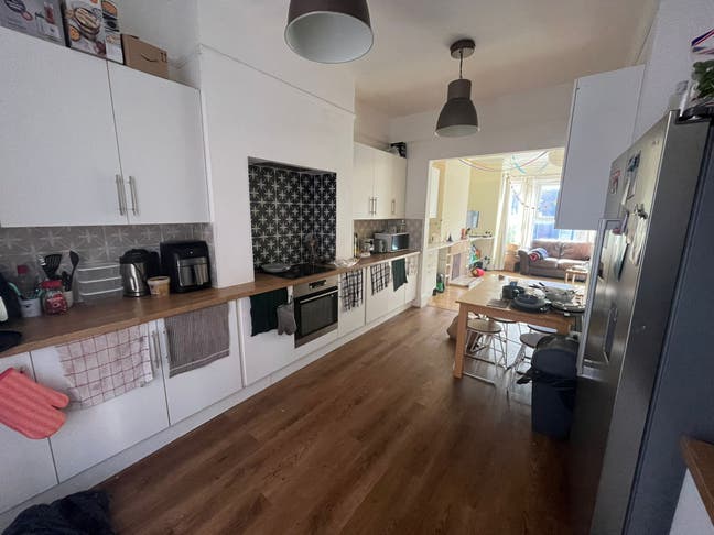 Six-bedroom student house located in Hyde Park Main Photo