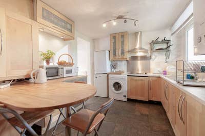 Double Room in a Spacious Garden Flat Main Photo