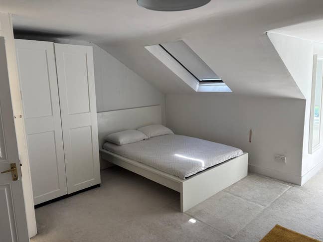 Spacious Room Available – E7 Main Photo