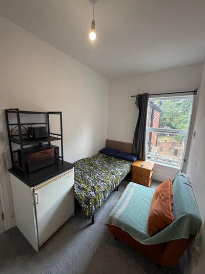 Popular ensuite studio room no deposit required  Main Photo