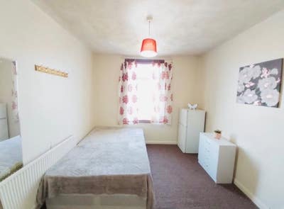 ✨Newly Furnished Double Room|Bills Incl &pound;750(IG11) Main Photo