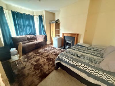 Spacious Room to let - Vic Park,M14 –All Bills Inc Main Photo