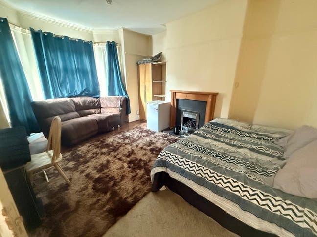 Spacious Room to let - Vic Park,M14 –All Bills Inc Main Photo