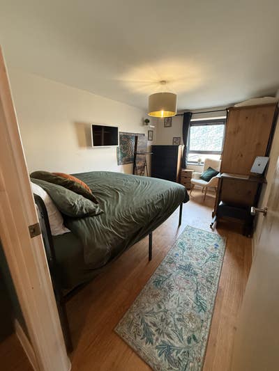 Huge queen double bedroom in friendly home - INC Main Photo