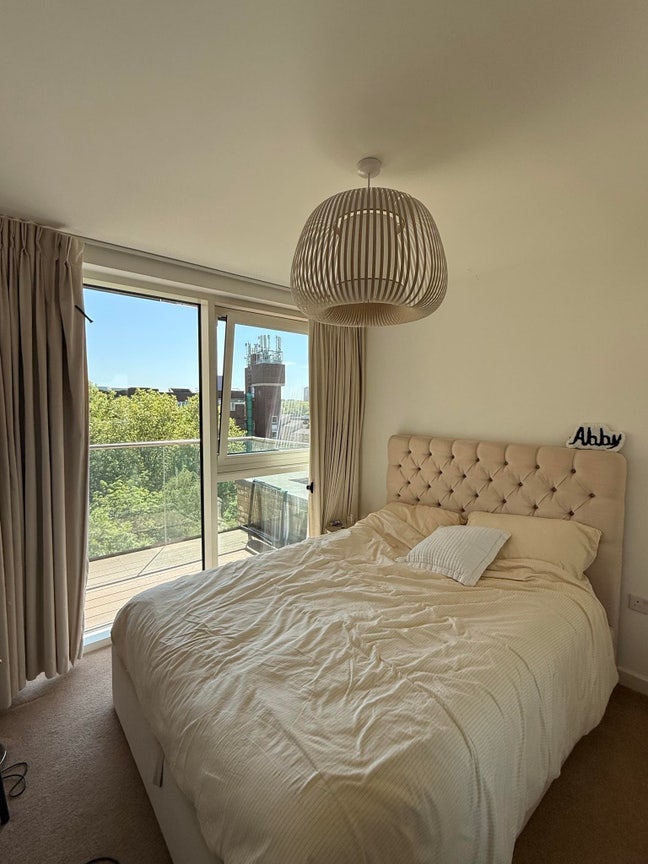 Tenancy Takeover - Double En-suite Bedroom Main Photo