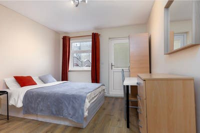Double room is available for rent in - E14  Main Photo