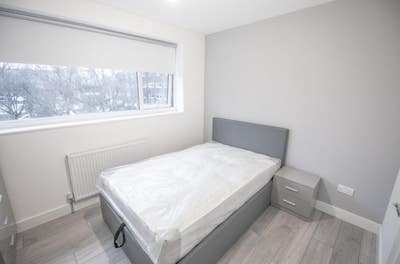 💎 2 En-Suite Rooms | Modern 5-Bed Flat | Canary Main Photo