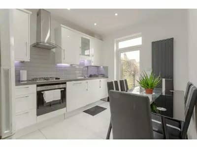 *Next to Northern Line* 3 Bed House Main Photo