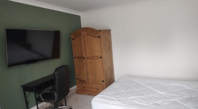 Spacious double Room to let Main Photo
