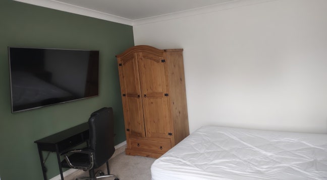 Spacious double Room to let Main Photo