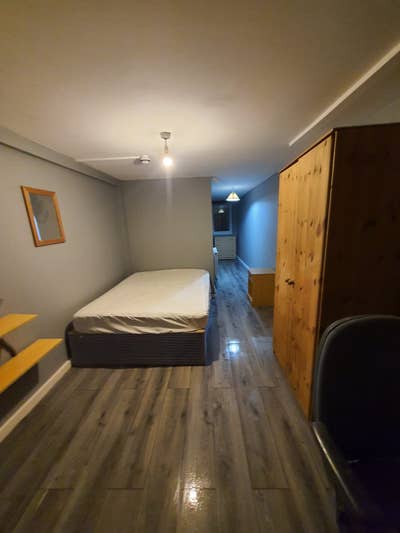 Double Bedroom in Shared House - Uxbridge  Main Photo