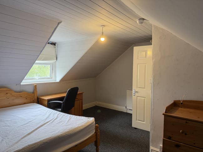 Room in Central L/ Spa. Close to Railway Station. Main Photo