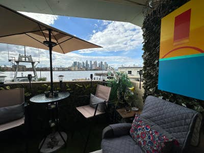 🏙️ Double & Balcony Room | Prime Greenwich Main Photo