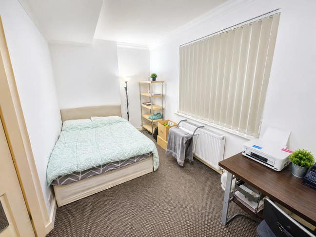 Ensuite Bedroom Avail Bills Incl-Whalley Range-M16 Main Photo