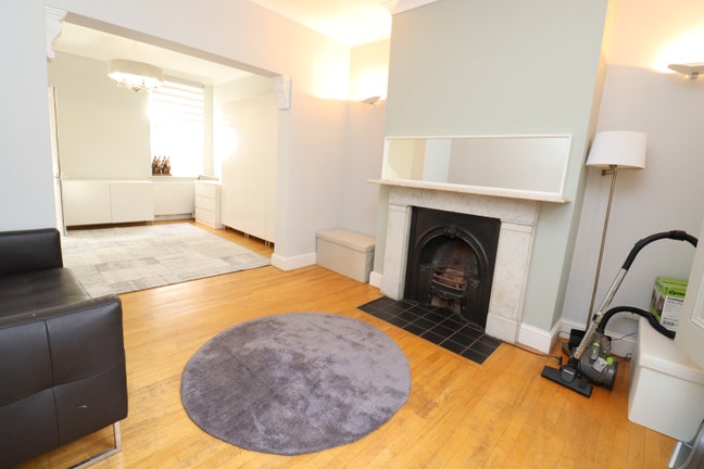 This Is Home - Lovely House with Living Room/E14 Main Photo