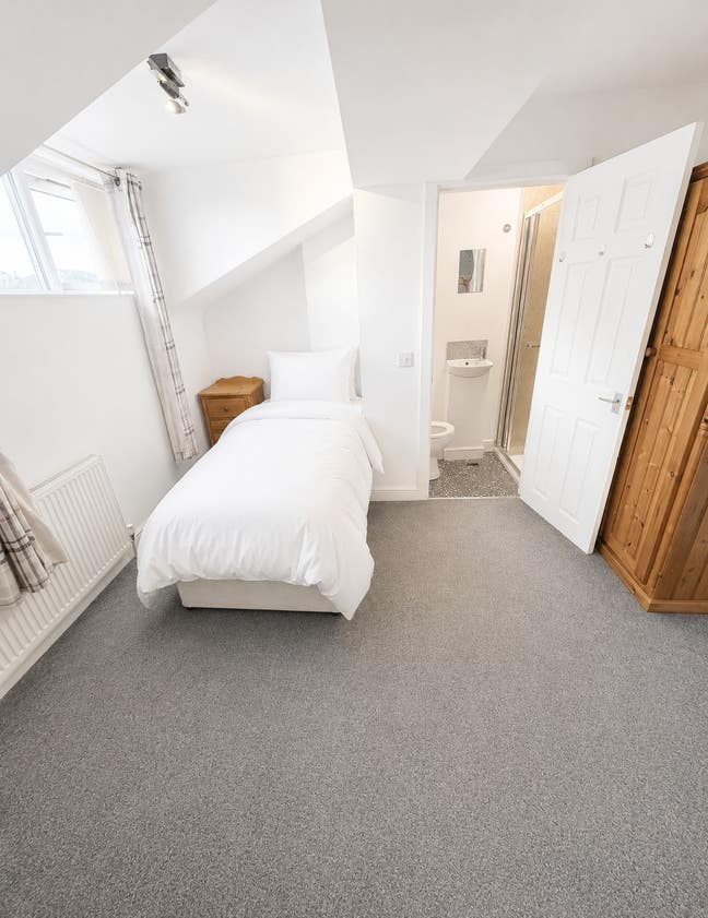 1 Double En Suite Room Available in CH42 Main Photo