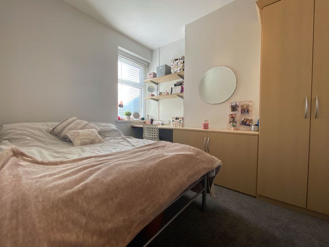Spacious Double Room in All Female Student House.  Main Photo