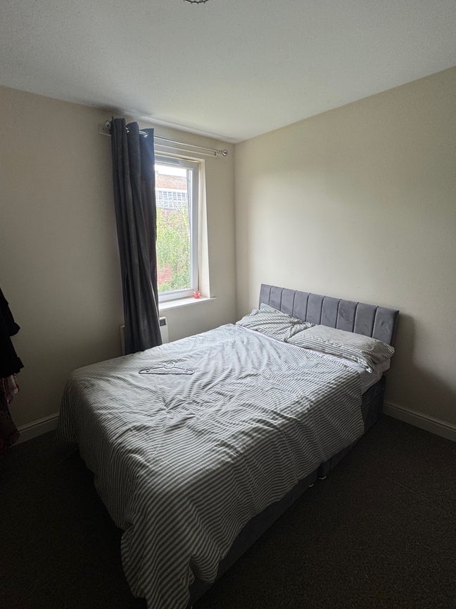 Spacious double room available for female preferred! Main Photo