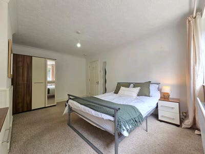  Beautiful Rooms Horley CASA C Main Photo