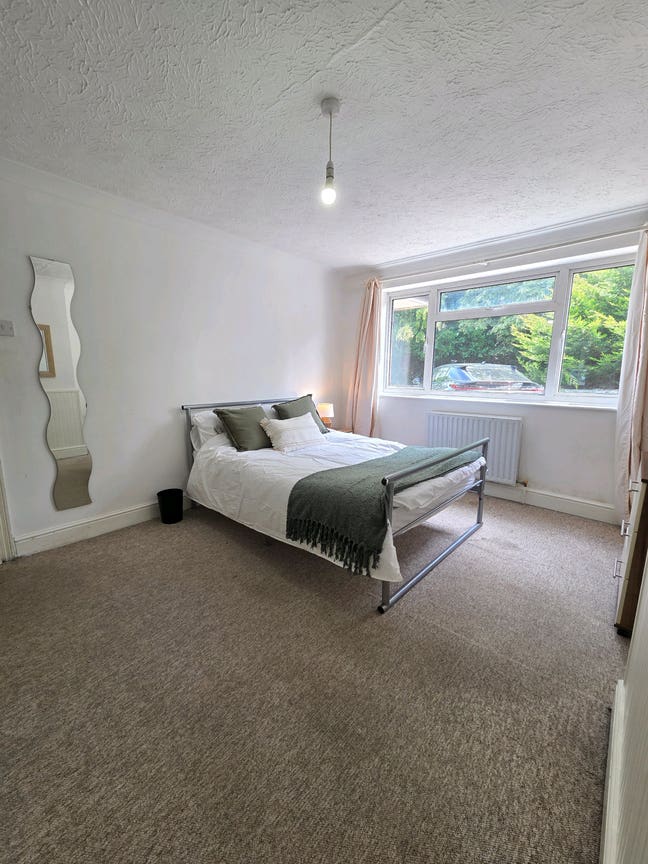  Beautiful Rooms Horley CASA C Main Photo
