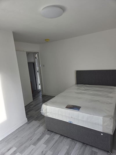Attractive Ensuite Double Room for Rent Main Photo