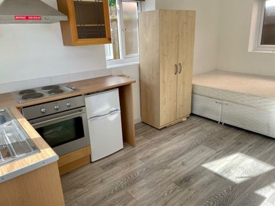 Modern Self-Contained Studio | brookehowse | Se6  Main Photo