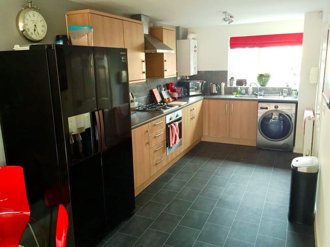 Large Double Room in a Professional Modern House Main Photo