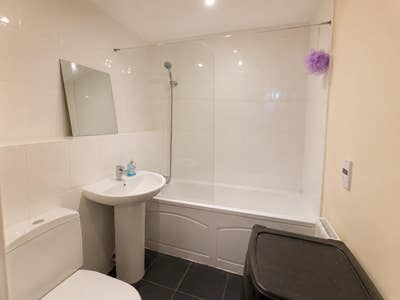 Spacious Double Room for 2 People – &pound;900 per Month Main Photo