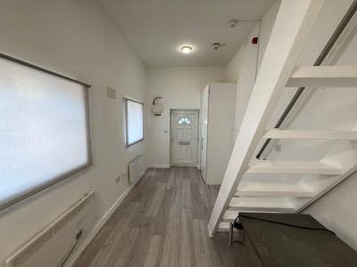 DSS - Self-Contained Studio Flat in Uxbridge UB8 Main Photo