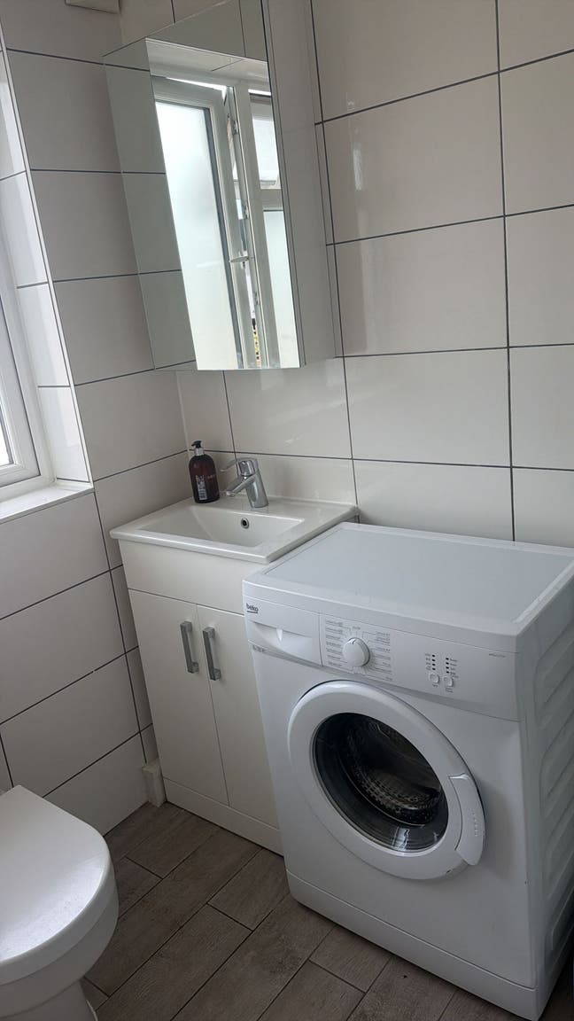 Spacious double room in great house Main Photo