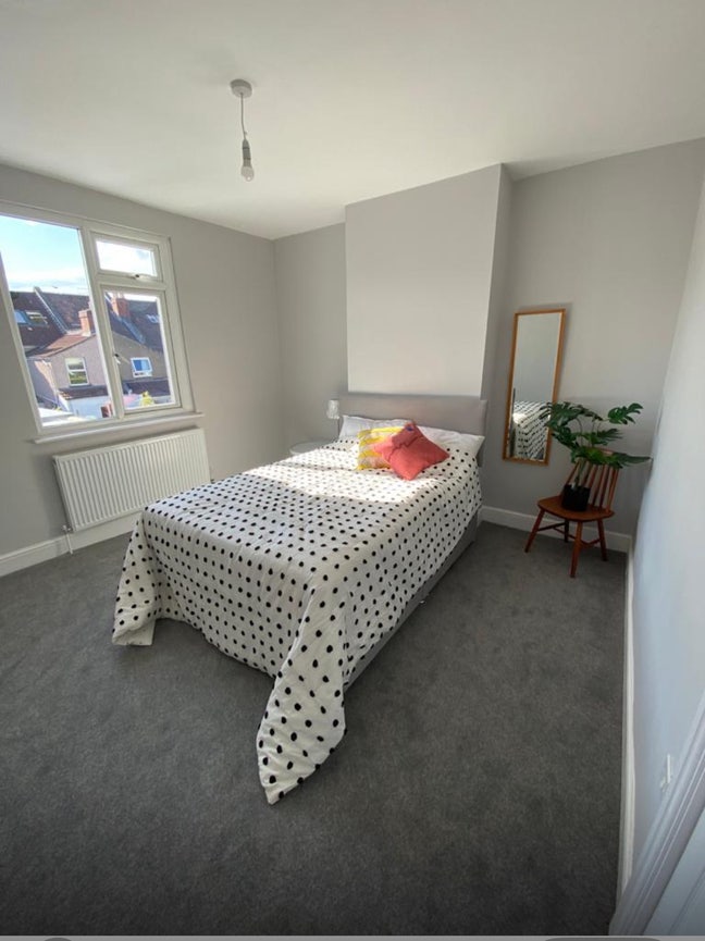 2 lovely en-suites double rooms available end July Main Photo