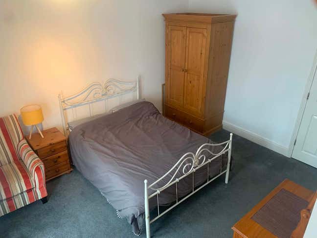 Spacious Room for Rent in a Friendly Household Main Photo