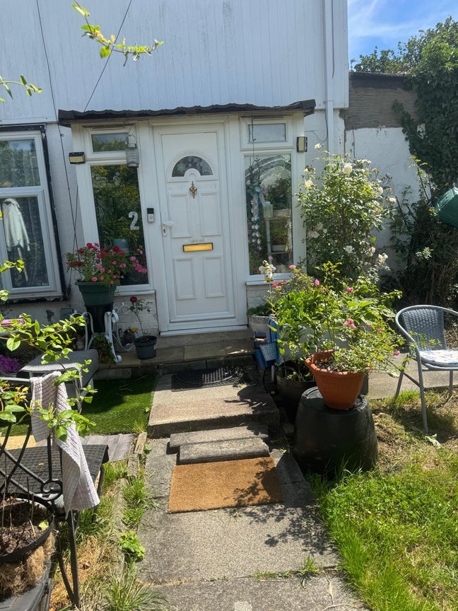 Large single room with spacious cupboards  Main Photo