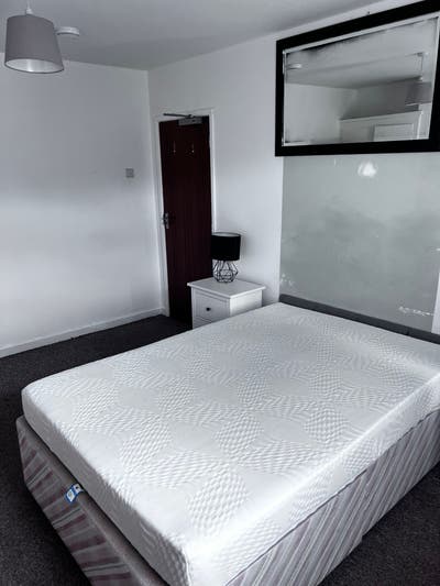 Double bedroom available Main Photo