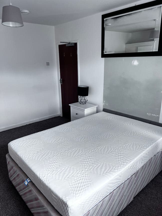 Double bedroom available Main Photo