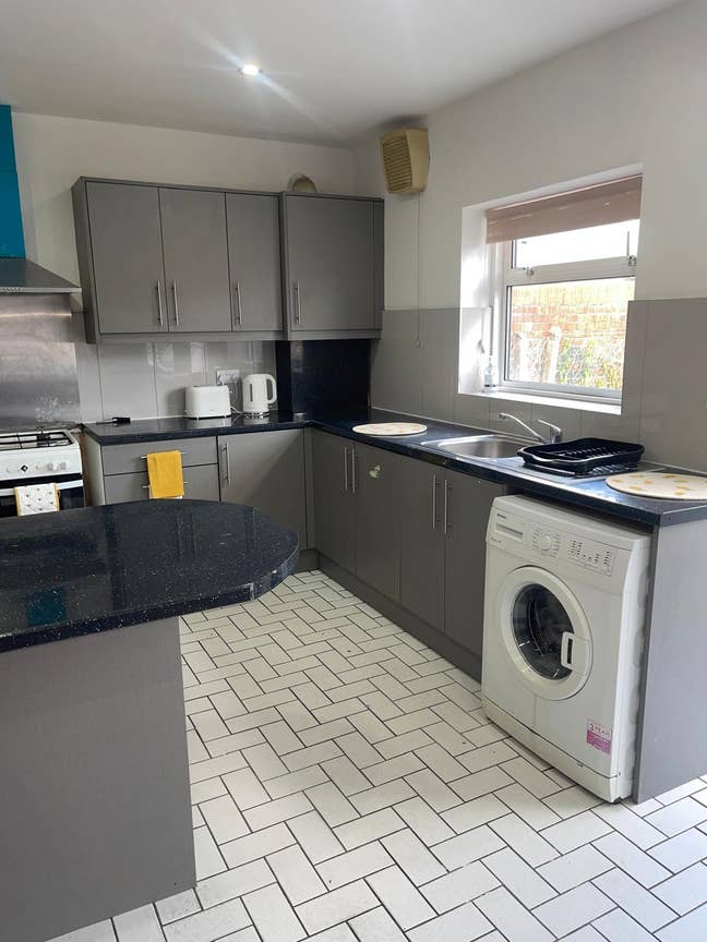 Spacious Double Room | All Bills Inc | Uxbridge Main Photo