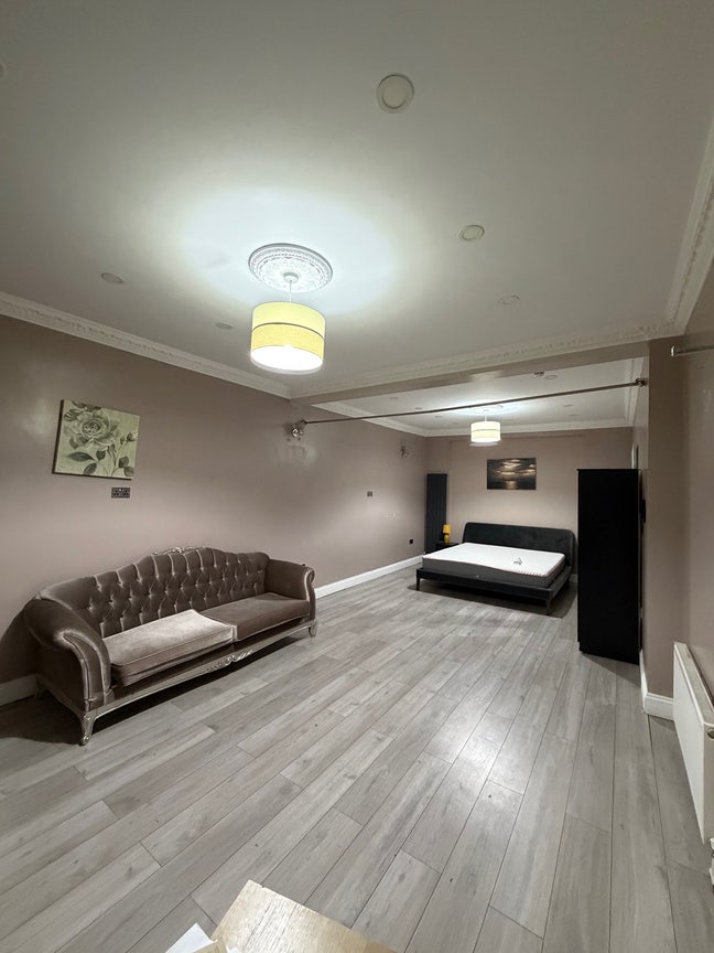 7 Rooms available Modern Home - Mortlake Road IG1  Main Photo