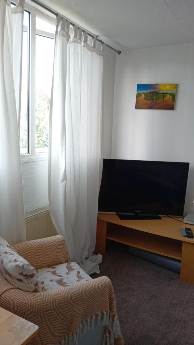 Large, light, furnished room with double aspect Main Photo