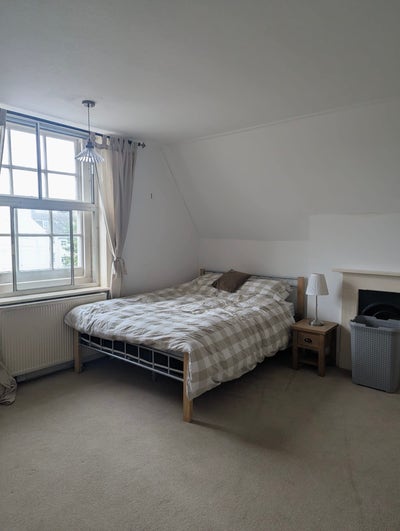 Spacious room available in town centre  Main Photo