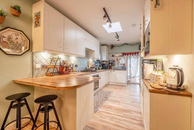 3 rooms in a luxurious furnished house share Main Photo